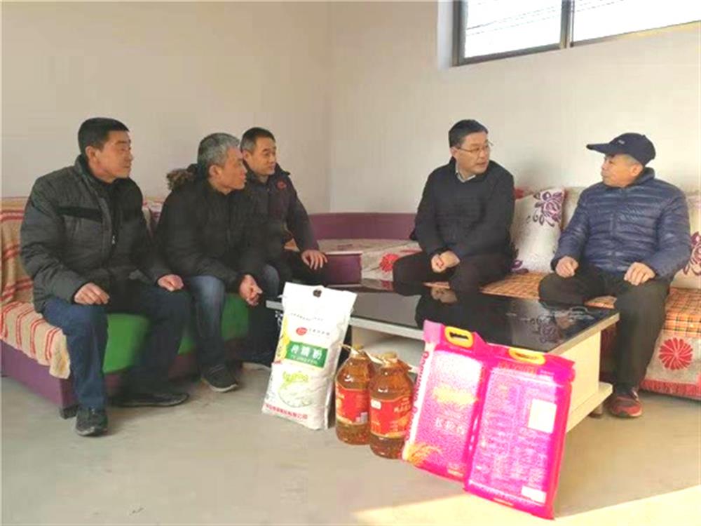 恒盛娱乐节前走访慰问第一书记任职村困难群体