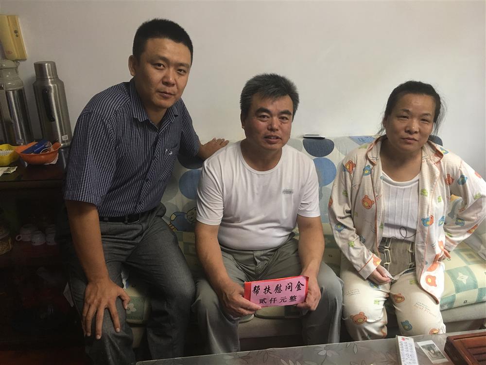 恒盛注册党委中秋节前送温暖
