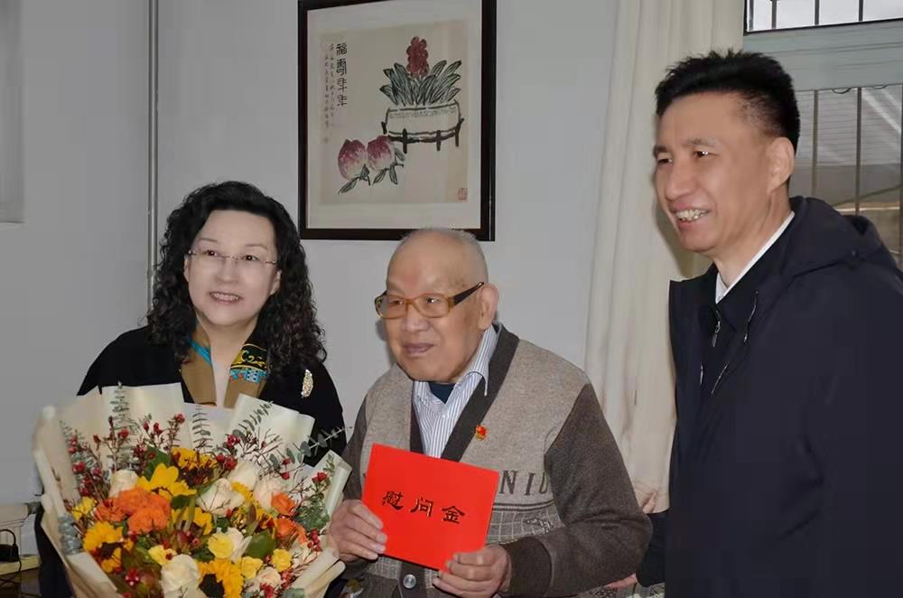 恒盛娱乐党委副书记、总经理黄蓓走访慰问离休老干部、老党员