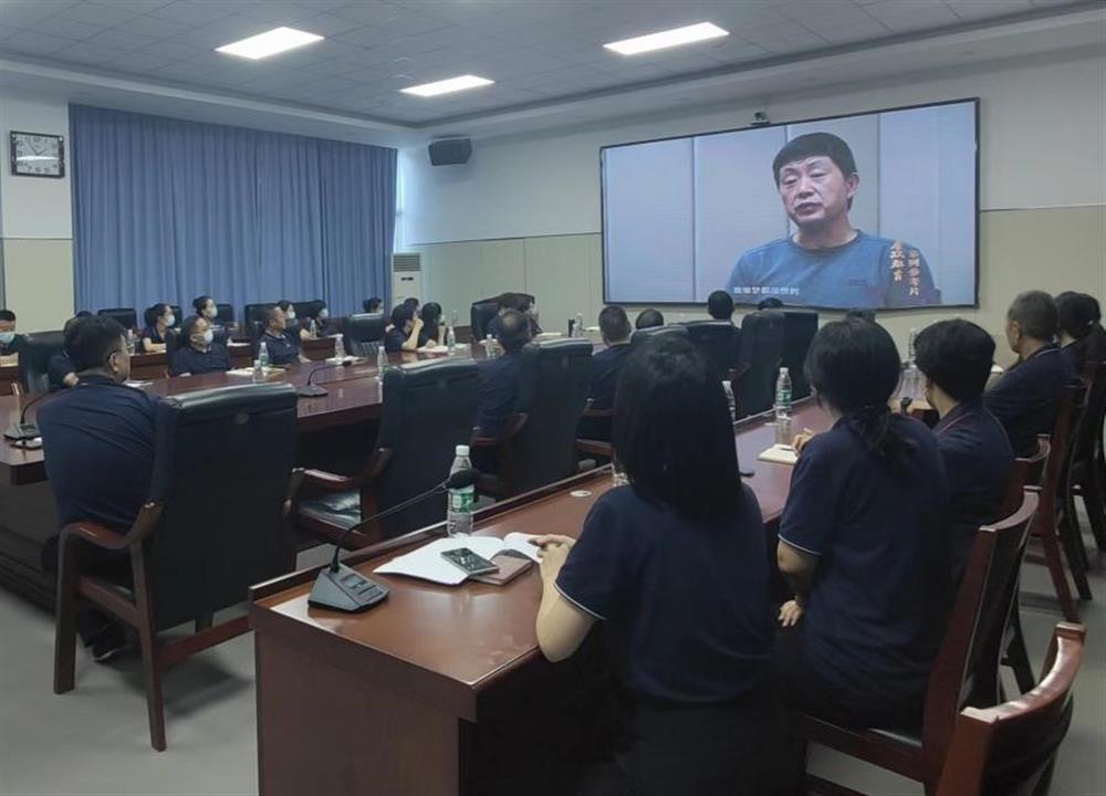 小鸭控股平台组织党员干部观看典型案例警示教育片